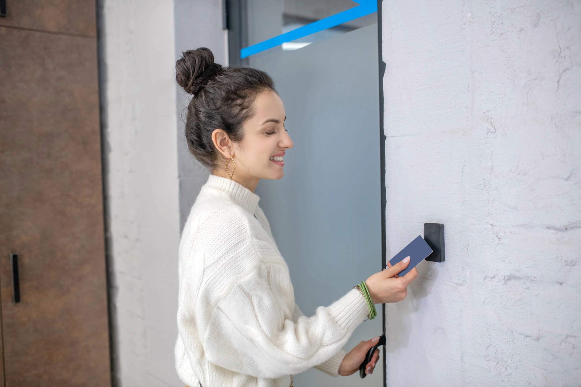 young-woman-holding-access-card-to-unclock-the-doo-2024-10-18-04-46-02-utc young-woman-holding-access-card-to-unclock-the-doo-2024-10-18-04-46-02-utc